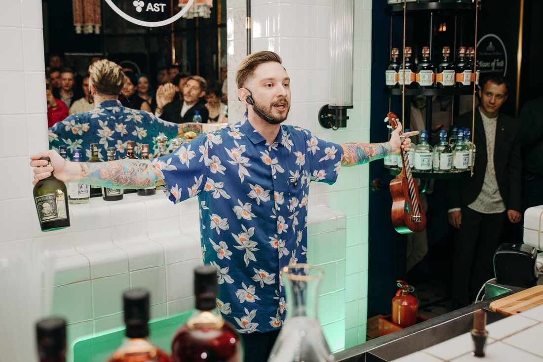 Конкурсы и акции, Томские новости, конкурсы бармен выступление коктейль Томский бармен победил в российском финале конкурса Artisans of Taste 2021