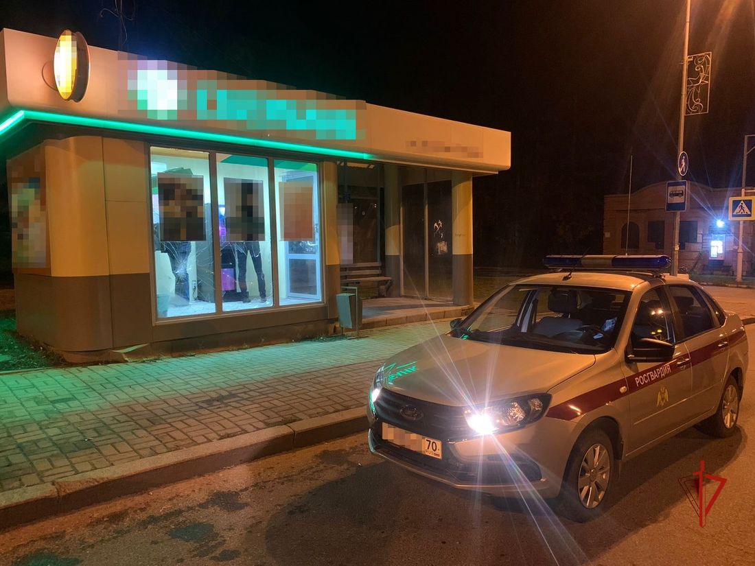 Криминал, Происшествия, Томские новости, банкомат нападение погром В Томске задержали дебошира, который устроил погром в отделении банка