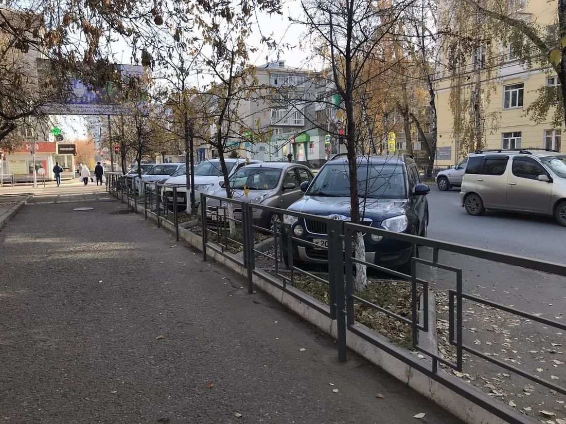Городское благоустройство, Томские новости, ограждения парковки дороги В Томске на парковке у ТЦ «Смайл сити» поставили ограждения