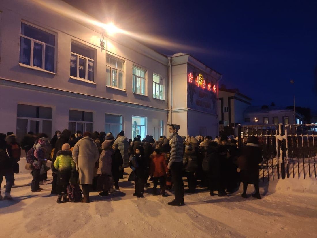 Происшествия, Томские новости, пожар горит огонь сгорели загорелись сводка происшествий жесть Томска 470 человек эвакуировали из здания томской гимназии №24, где загорелся мусор