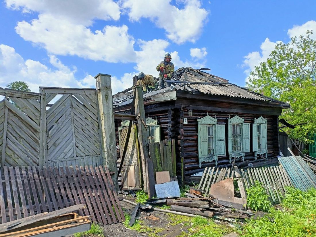 Происшествия, Томские новости, пожар горит огонь сводка происшествий жесть Томска загорелись спасли пожары деревянный Томск Пожарные спасли мужчину из горящего деревянного дома в Томске