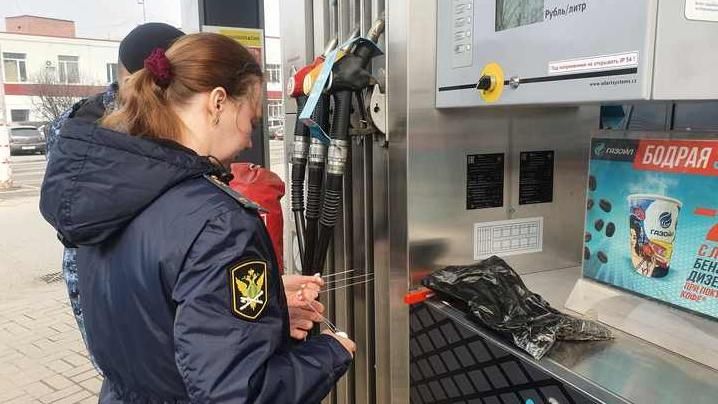 Судебные дела, Томские новости, закрыли арестовали отключили Сибирская заправка приставы приостановили деятельность запретили В Томске закрыли заправку на ул. Сибирской