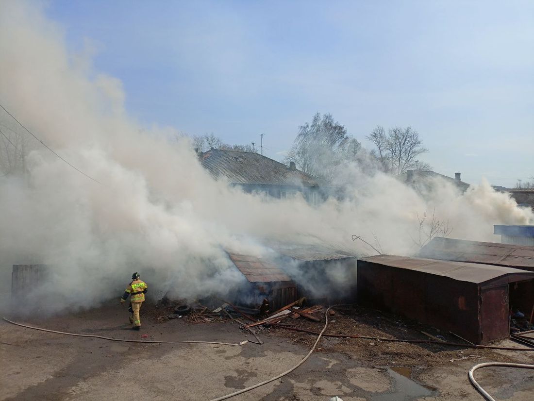Происшествия, Томские новости, горит большая подгорная пожар сводка происшествий жесть Томска В Томске загорелся дом на Большой Подгорной