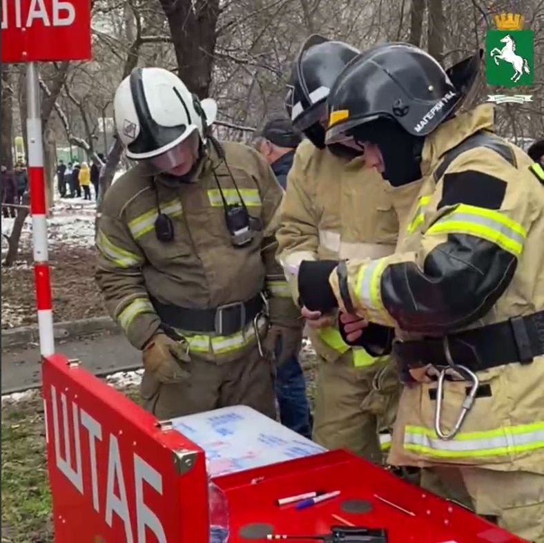 Происшествия, Томские новости, пожар горит огонь сводка происшествий погорельцы жесть Томска Жильцов горящего дома на ул. Кулагина в Томске доставят в пункт эвакуации