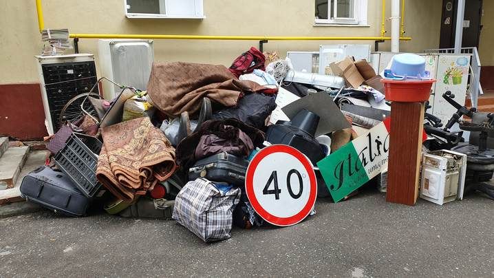 Судебные дела, Томские новости, хлам выносят мусор захламил подвал жесть Томска интересные новости города В Томске освобождают от хлама подвал дома на ул. Учебной, 42