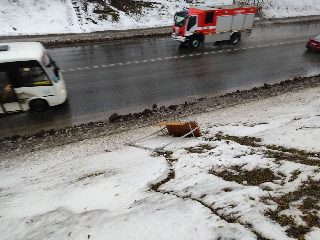 Городское благоустройство, Происшествия, Томские новости, березовая роща качели вандалы обочина происшествия повреждения жесть Томска интересные новости В Томске вандалы выломали качели в Березовой роще и выбросили их на обочину
