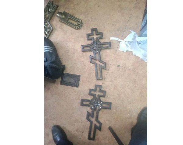 Криминал, Томские новости, кладбище кресты лом арестовали задержали происшествия криминал жесть Томска Томские полицейские задержали мужчину, который снимал кресты с могил, чтобы сдать в металлолом