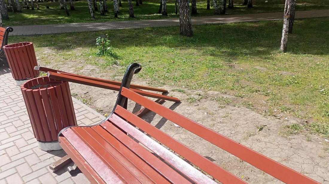 Город, Происшествия, Томские новости, авангард лавочки вандалы повредили В Томске вандалы опять сломали лавочки у «Авангарда»