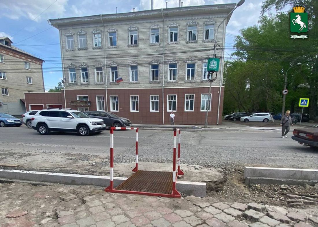 Городское благоустройство, Дороги, Томские новости, мэрия благоустройство ремонт дорог бордюрный камень перекопали раскопали дорогу В Томске установили пешеходные мостики на ремонтируемой ул. Гагарина