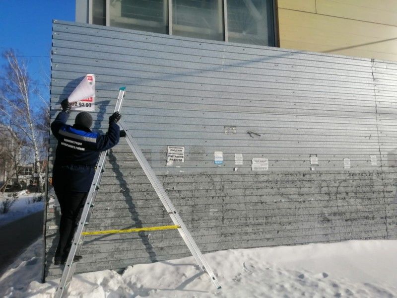 Городское благоустройство, Томские новости, демонтировали сломали убрали реклама расклейка объявлений В Томске демонтировали незаконную рекламу на Пушкина