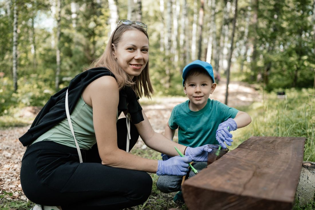 Газпромнефть-Восток, Томские новости, ГПН газпромнефть строительство обустройство парк волонтеры поддержка экологическая тропа Волонтеры «Газпромнефть-Востока» обустроили в пригородном парке «Околица» экологическую тропу