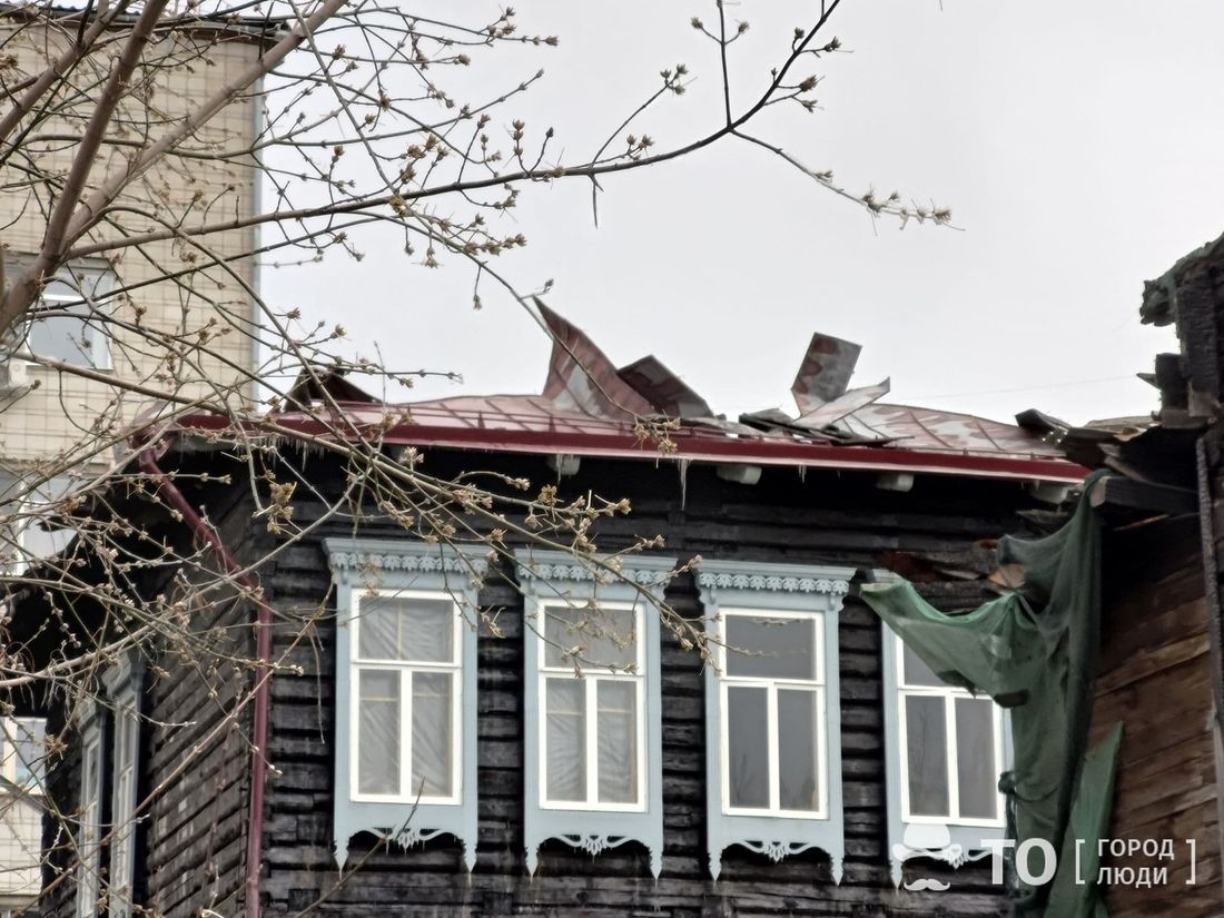 Дом за рубль, Томские новости, пожар горит огонь загорелся деревянный дом горят деревяшки Томичей приглашают навести порядок в пострадавшем от пожара «доме за рубль»