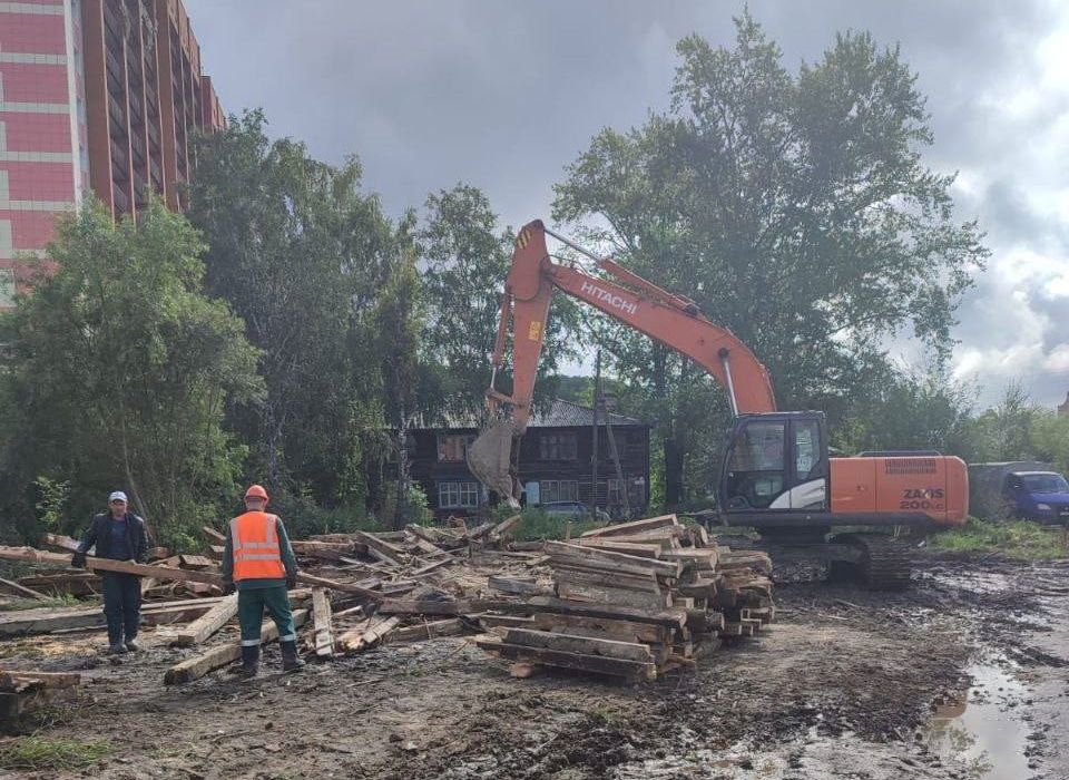 Город, Томские новости, снесли дом аварийный дом деревянный дом уничтожили интересные новости Томска Аварийный дом снесли на ул. Энергетиков в Томске