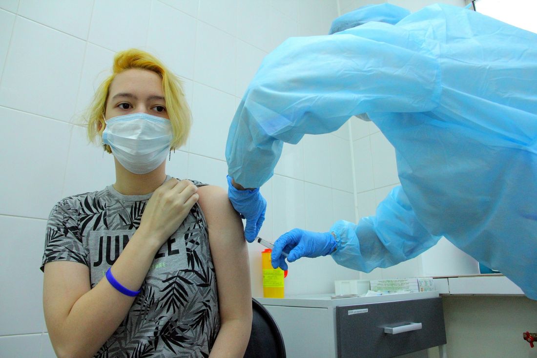 Коронавирус (Covid-19), Томские новости, коронавиурс инфекция распространение заболеваемость прививки уколы чипирование график работы В Томске началась вакцинация подростков от COVID-19