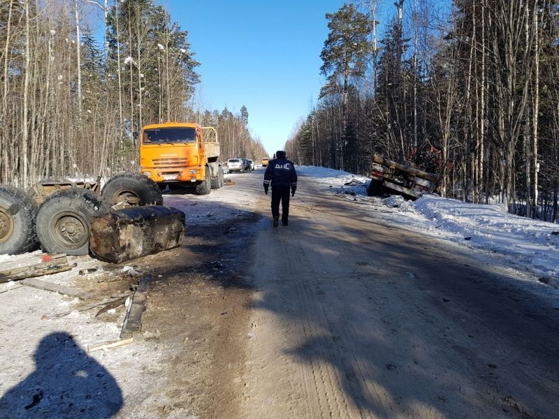 Происшествия, Томские новости, аварий ДТП столкнулись врезались пострадали погиб сводка происшествий Водитель грузовика погиб при столкновении с КамАЗом на трассе в Томской области