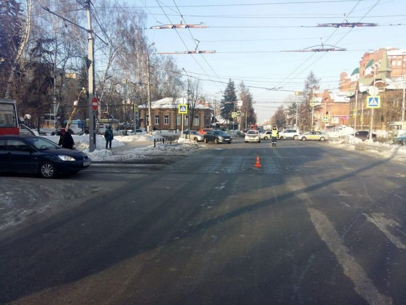 Происшествия, Томские новости, происшествия аварии врезались столкнулись Пожилой мужчина пострадал при столкновении иномарки и трамвая в Томске