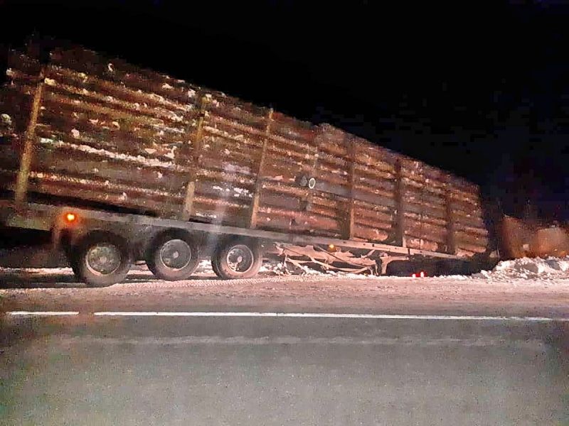 Происшествия, Томские новости, авария сводка происшествий ситуация на дороге Водитель съехавшего в кювет лесовоза отравился угарным газом на трассе в Томской области