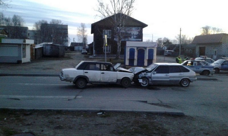 Происшествия, Томские новости, ВАЗы жигули врезались столкнулись пострадал человек сводка происшествий дорожная обстановка Молодой человек пострадал в лобовом столкновении ВАЗов в Самусе