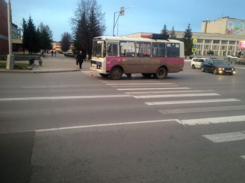 Происшествия, Томские новости, сбили попал под колеса пострадал ДТП авария сводка происшествий дорожная обстановка В Северске маршрутка сбила пешехода на «зебре»