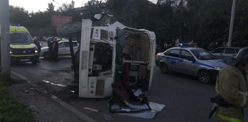 Происшествия, Томские новости, аварии дтп маршрутка опрокинулась в Томске врезались дорожная обстановка В Томске маршрутка врезалась в столб и опрокинулась, пострадали более 10 человек