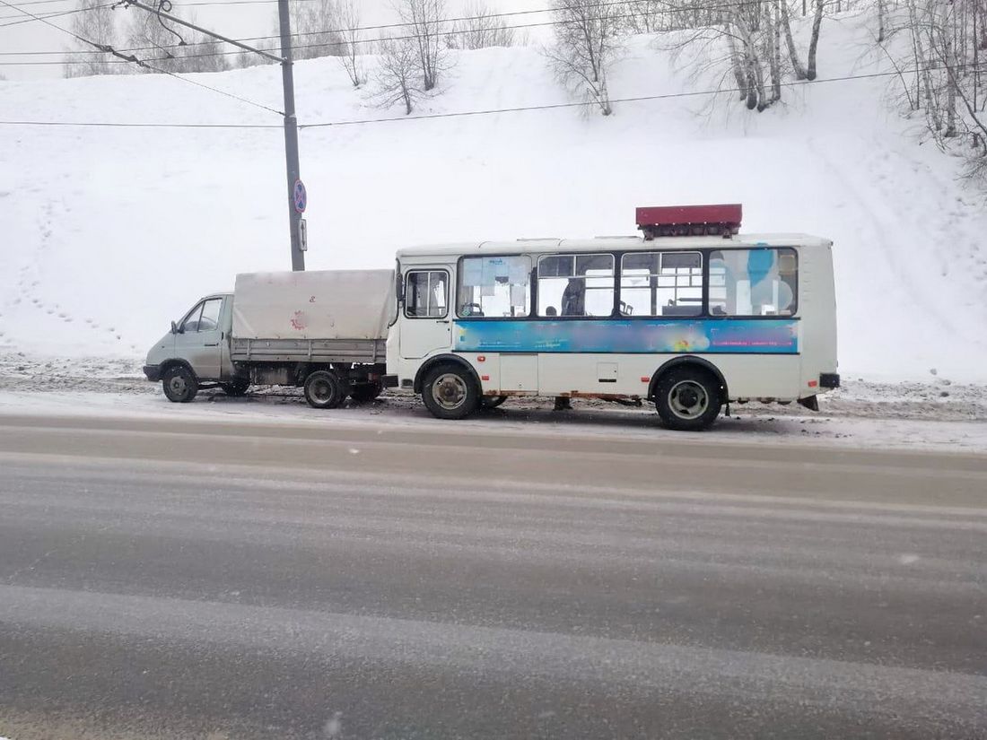 Происшествия, Томские новости, авария ДТП врезались пострадали инцидент дорожная обстановка сводка происшествий «Газель» и ПАЗ столкнулись в Томске, пострадал чинивший грузовик водитель