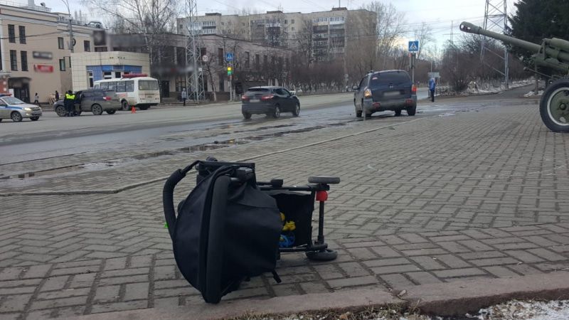 Происшествия, Томские новости, ДТП авария в коляске ребенок сбли ребенка женщину мать сводка происшествий дорожная обстановка Женщина с коляской попала под колеса иномарки в Томске