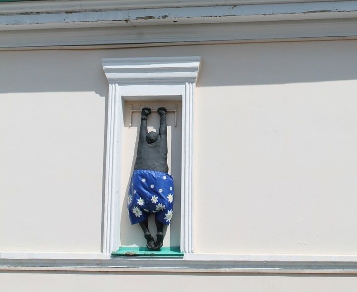 Памятники, Томские новости, памятник любовнику музей истории томска трусы «Любовник» на стене Музея истории Томска обновил гардероб