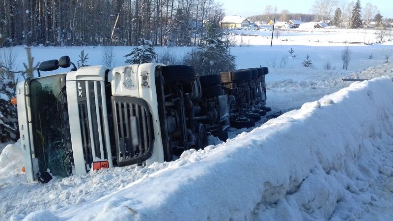 Происшествия, Томские новости, авария грузовик дорога колпашево Автоцистерна с газом опрокинулась на трассе Томск — Колпашево
