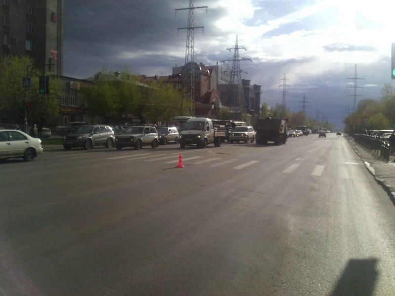 Происшествия, Томские новости, авария ДТП попала под колеса сбили женщину человек пострадал Пожилая женщина, переходившая дорогу на «красный», попала под колеса КамАЗа в Томске