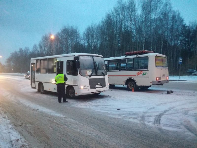 Происшествия, Томские новости, происшествия аварии врезались столкнулись маршрутки ДТП в Томске сводка происшествий Две женщины получили травмы при столкновении маршруток в Томске