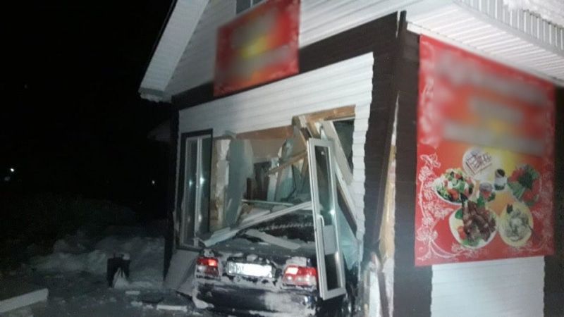 Происшествия, Томские новости, авария ДТП врезалась иномарка сводка происшествий женщина за рулем Семнадцатилетняя девушка на иномарке въехала в кафе в Томской области