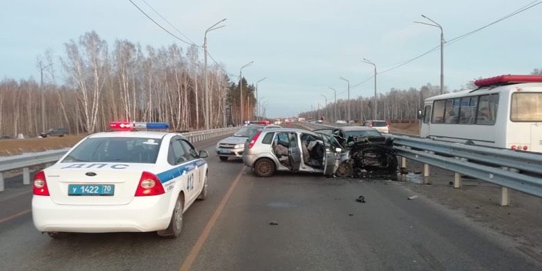 Происшествия, Томские новости, авария ДТП врезались утром по дороге в аэропорт пострадали дорожная обстановка сводка происшествий Один человек погиб, трое пострадали при столкновении двух иномарок на трассе Томск-Аэропорт