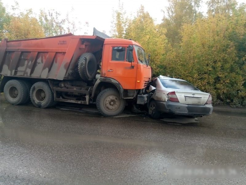 Происшествия, Томские новости, тойота Камаз Томск происшествие ДТП столкнулись камаз иномарка Toyota столкнулась с КамАЗом в Томске, пострадал водитель иномарки