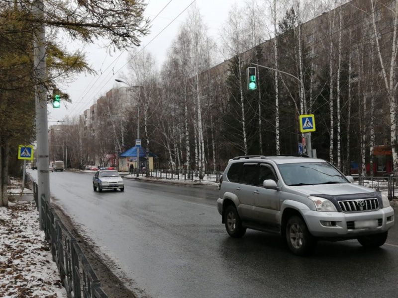 Происшествия, Томские новости, авария ДТП врезалася попал под колеса сводка происшествий дорожная обстановка сбили пешехода сколько Мальчик, перебегавший дорогу на «красный», попал под колеса иномарки в Томске