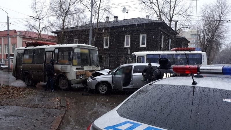 Происшествия, Томские новости, авария дтп врезались пострадали сводка происшествий дорожная обстановка Водитель иномарки погиб при столкновении с маршруткой в Томске