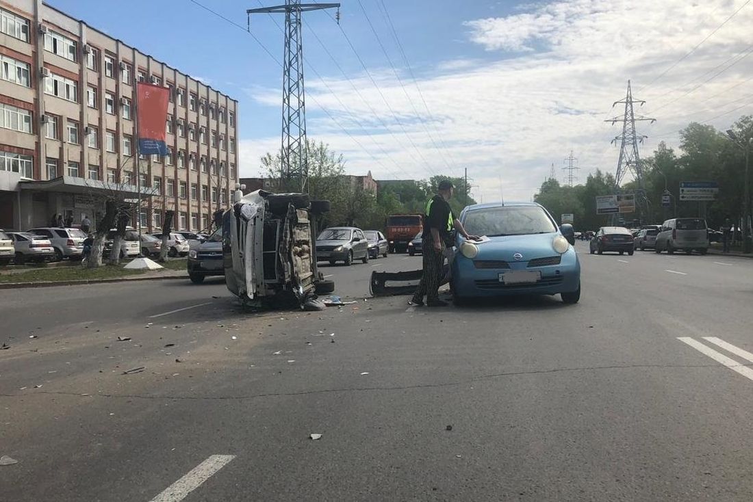 Происшествия, Томские новости, аварии ДТП дорожная обстановка сводка происшествий Иномарка опрокинулась набок в тройном ДТП в Томске