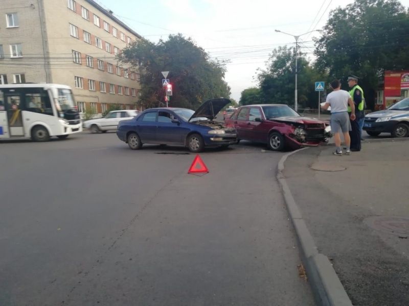 Происшествия, Томские новости, авария ДТП ГИБДД сводка происшествий дорожная обстановка ситуация на дорогах Две иномарки столкнулись в Томске, пострадала женщина