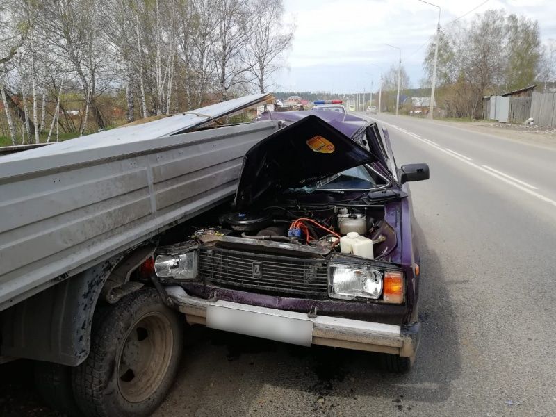 Происшествия, Томские новости, авария ДТП врезались столкновение На трассе Томск — Межениновка ВАЗ въехал в стоящую на обочине ГАЗель