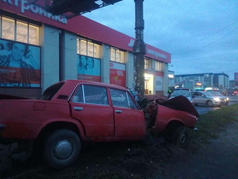 Происшествия, Томские новости, авария ДТП сводка происшествий пострадали столкнулись врезались «Копейка» въехала в столб в Томске, водитель погиб