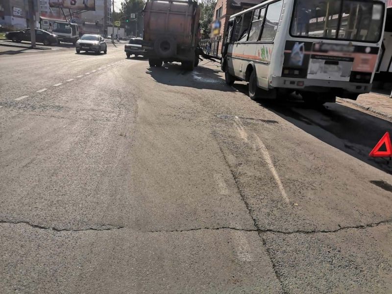 Происшествия, Томские новости, происшествия дорожная обстановка сводка происшествий на дорогах В Томске из-за неисправной гидравлики мусоровоза пострадал маршрутный ПАЗ