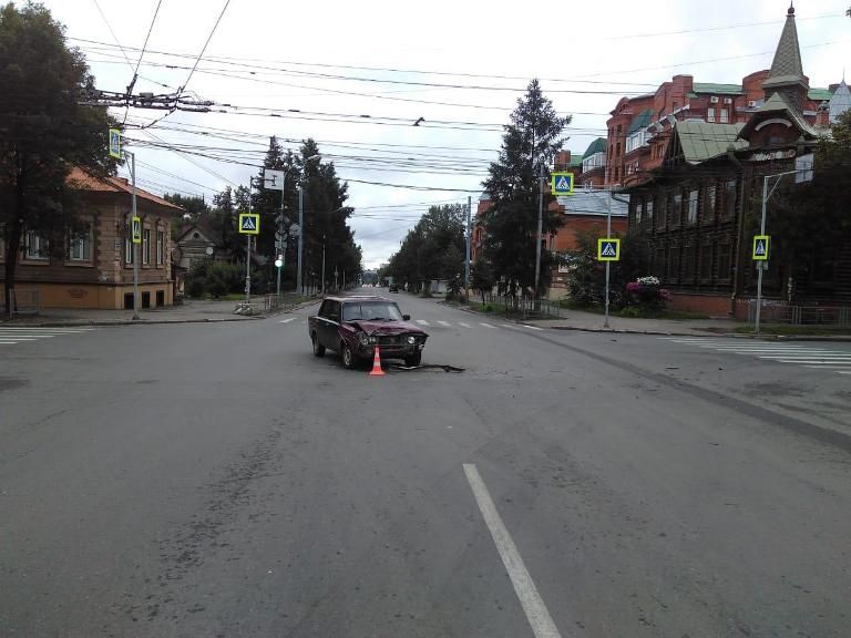 Происшествия, Томские новости, авария ДТП врезались столкнулись пострадали сводка происшествий Двое госпитализированы после столкновения иномарки и ВАЗа в Томске