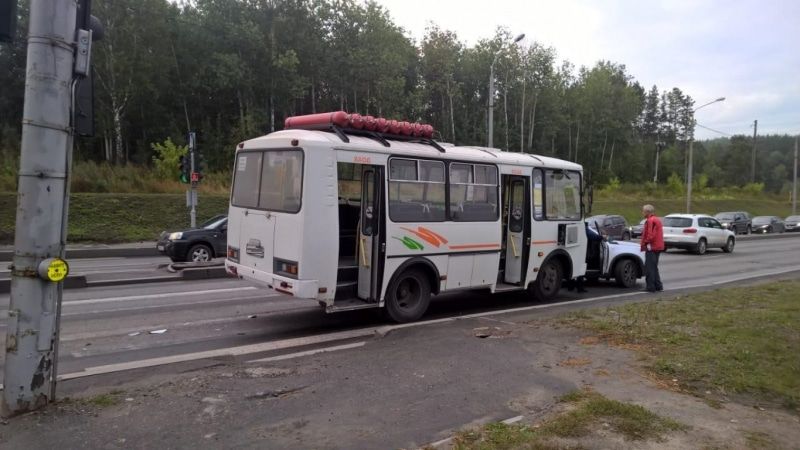 Происшествия, Томские новости, авария дтп сводка происшествий врезались пострадали дорожная обстановка Маршрутка столкнулась с попутными иномарками в Томске, пострадала пассажирка ПАЗа