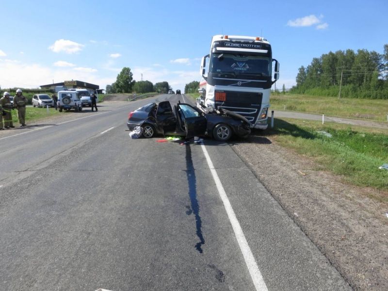 Происшествия, Томские новости, авария ДТП врезались столкнулись пострадали дорожная обстановка происшествия в Томской области сводк Один погиб, трое пострадали при столкновении легковушки и грузовика на трассе Томск-Колпашево