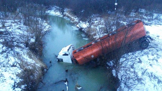 Происшествия, Томские новости, авария дтп дорожная обстановка сводка происшествий Грузовик съехал в реку на трассе Томск - Колпашево