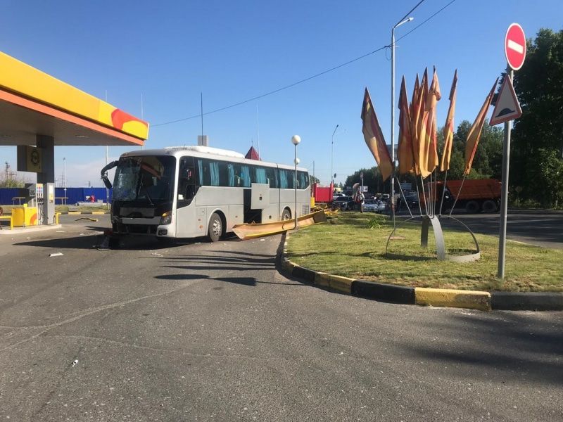 Происшествия, Томские новости, ДТП врезались пострадали дорожная обстановка Автобус врезался в информационный щит в Томске