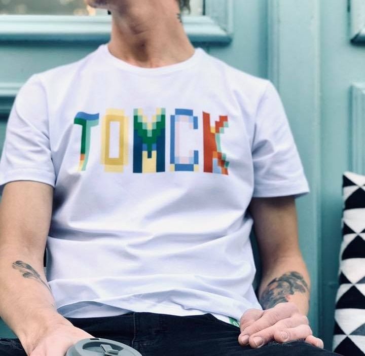 Томские новости, принты коллекция одежда Известный дизайнер выпустил лимитированную коллекцию футболок с томскими принтами