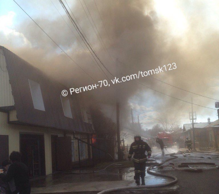 Происшествия, Томские новости, пожар огонь деревянный дом загорелся в Томске В Томске загорелся деревянный дом