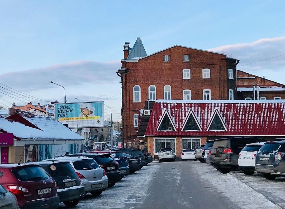 Краеведение, Томские новости, вывеска какие люди центр города убрали надпись история Томска В Томске убрали вывеску с исторической надписи на доме купчихи Некрасовой