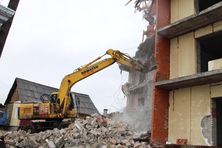 Судебные дела, Томские новости, Ключевская снос дома судебные приставы самострой В Томске сносят трехэтажку, которую построили вместо частного дома