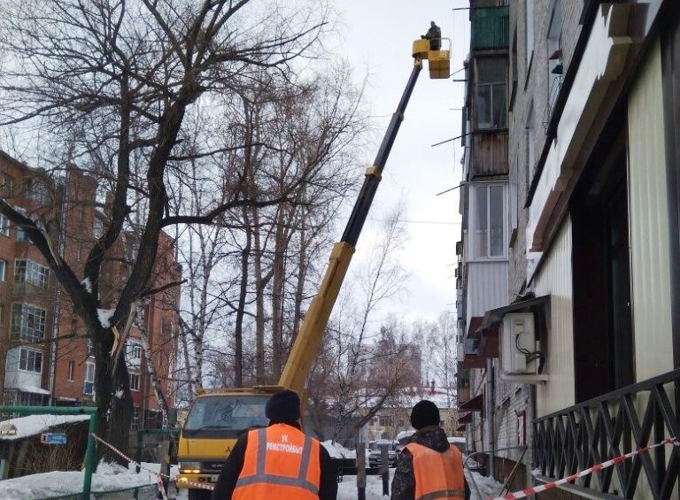 Безопасность, ЖКХ, Томские новости, навесы уборка снега чистя снег убирают снег Крыши более 90% жилых домов Ленинского района Томска очистили от снежных навесов